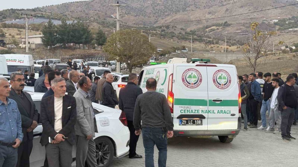 Kulp'ta viyadük inşaatı kazasında hayatını kaybeden 4 kişi defnedildi