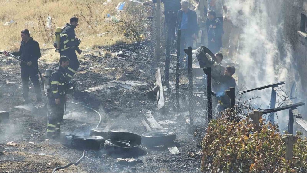 Şırnak’ta boş arazide bulunan odun ve lastikler yandı