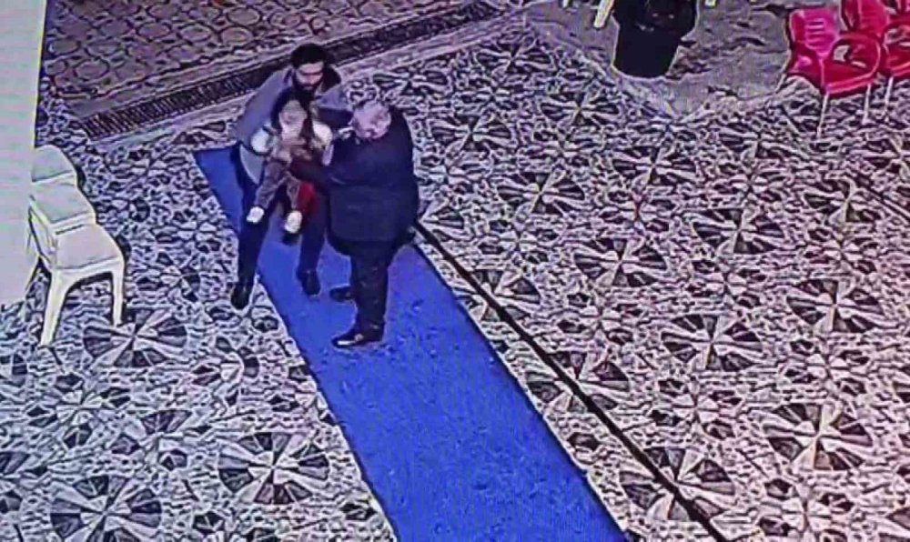 Düğünde boğazına şeker kaçan çocuk, gazetecinin "Heimlich manevrası" uygulamasıyla kurtarıldı