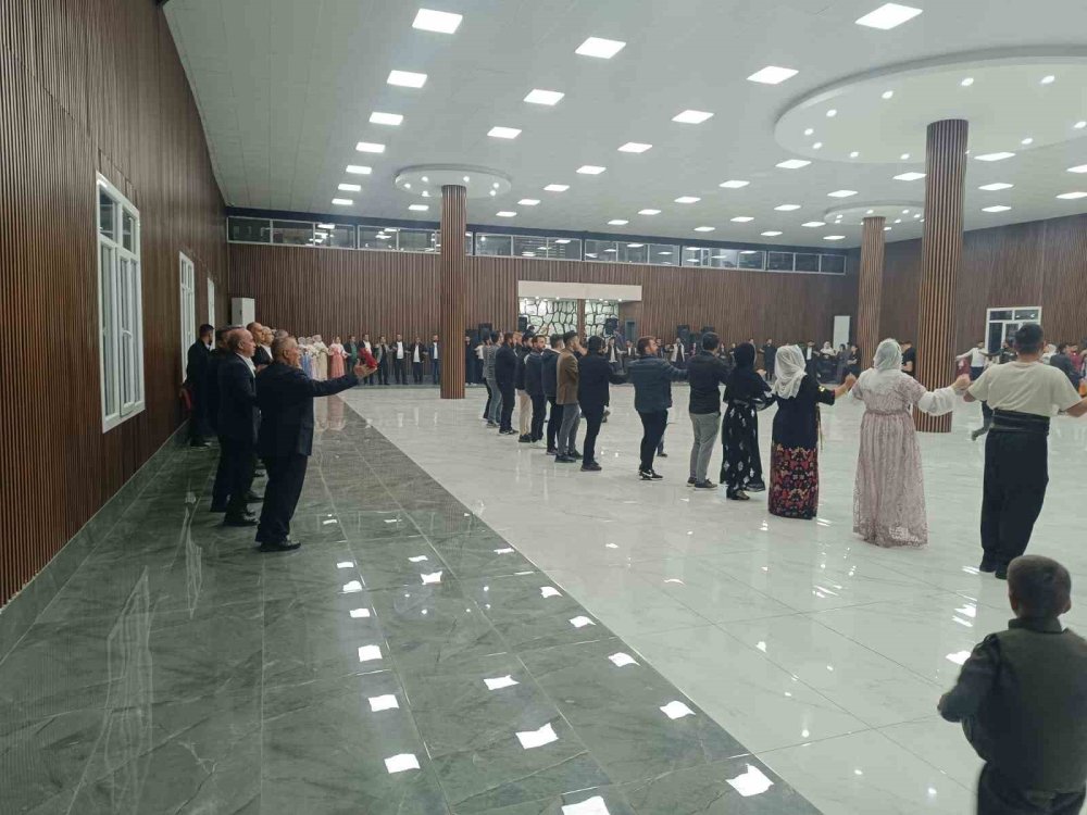 Düğünde boğazına şeker kaçan çocuk, gazetecinin "Heimlich manevrası" uygulamasıyla kurtarıldı