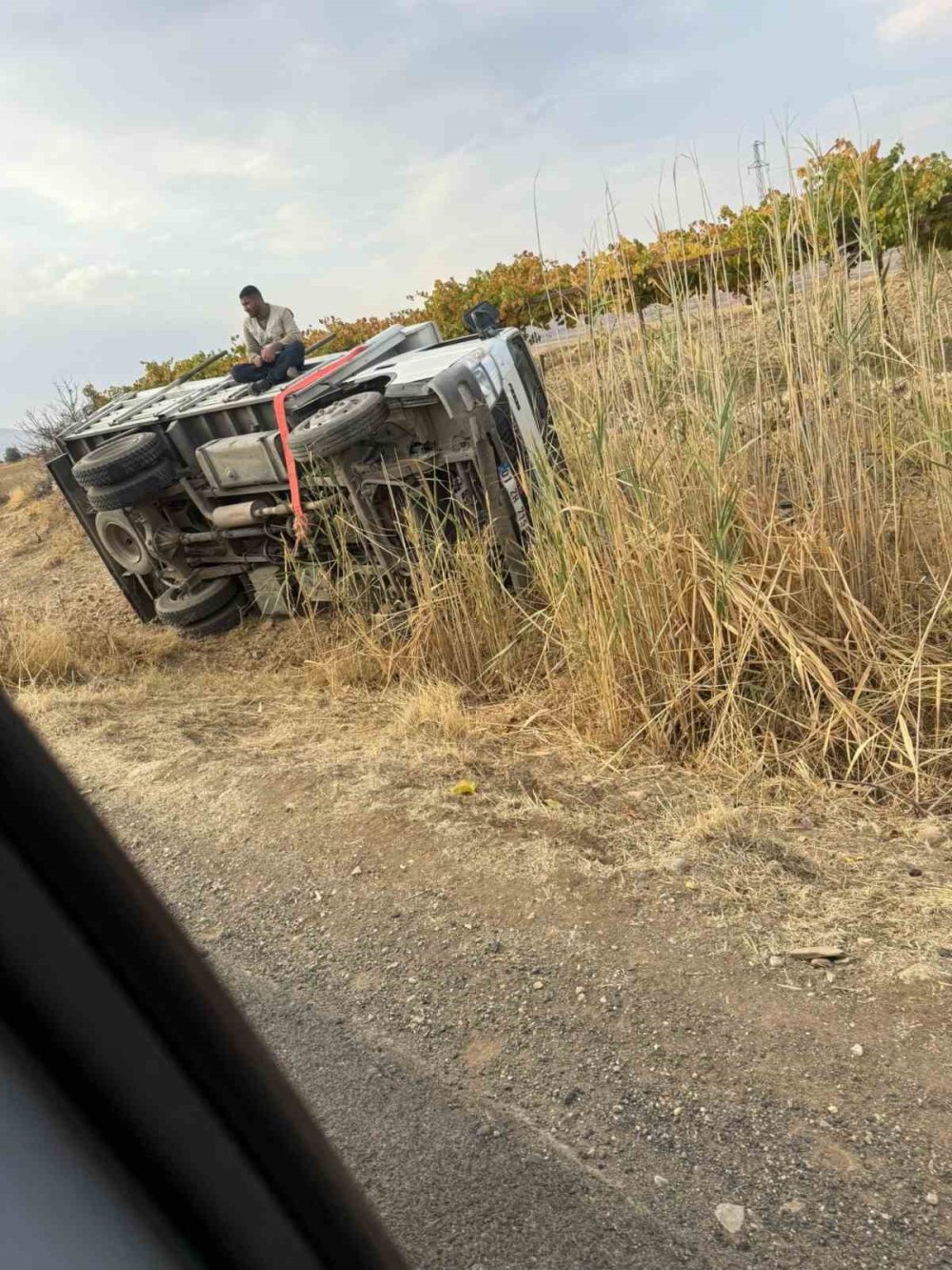 Gercüş'te kayan kamyonet devrildi: 5 kişi kazadan burnu kanamadan kurtuldu