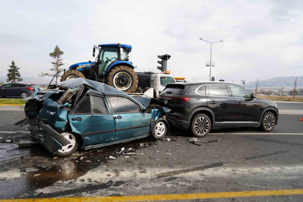 Kamyonun freni boşaldı, zincirleme kaza meydana geldi: 2 yaralı