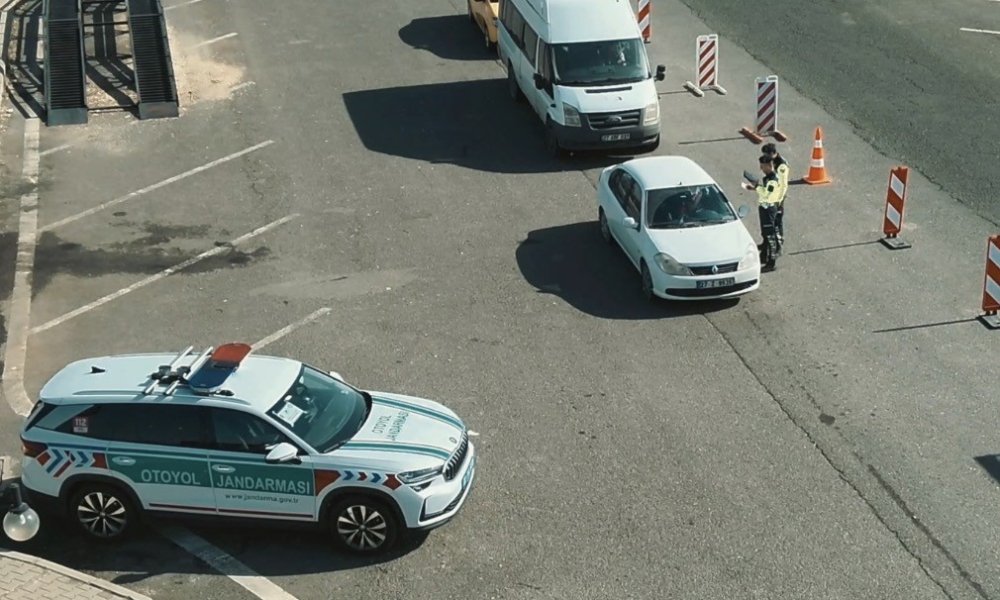 Antep’te jandarmadan dron destekli trafik denetimi