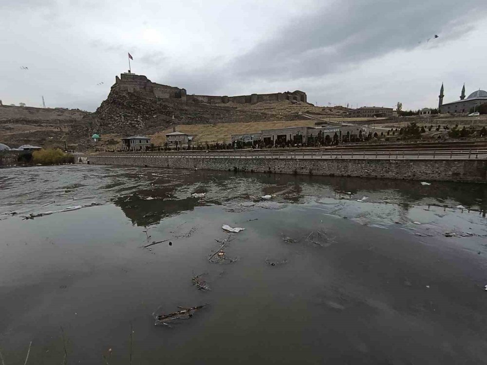 Kars Çayı alarm veriyor