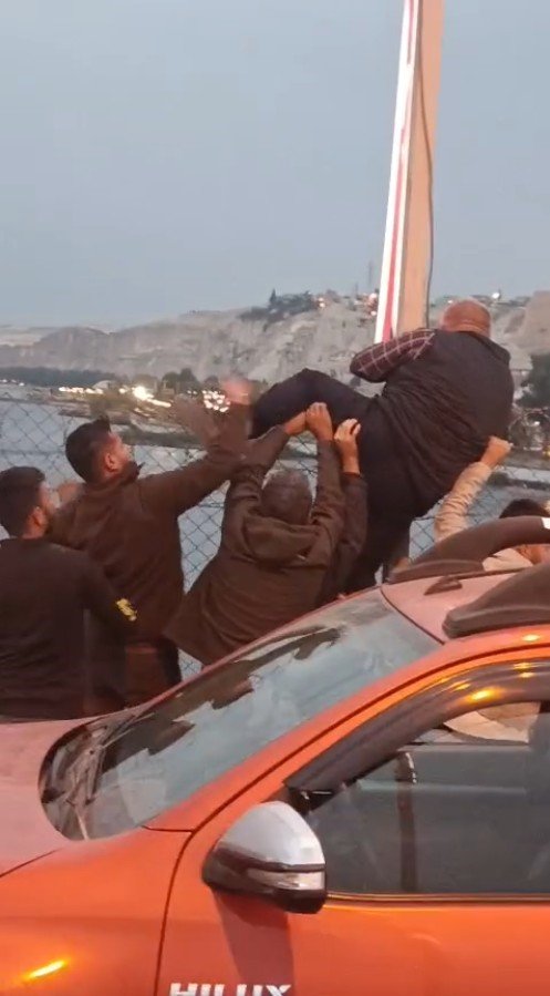 Urfa'da köprüden atlamak isteyen kişiyi yoldan geçen sürücüler engelledi