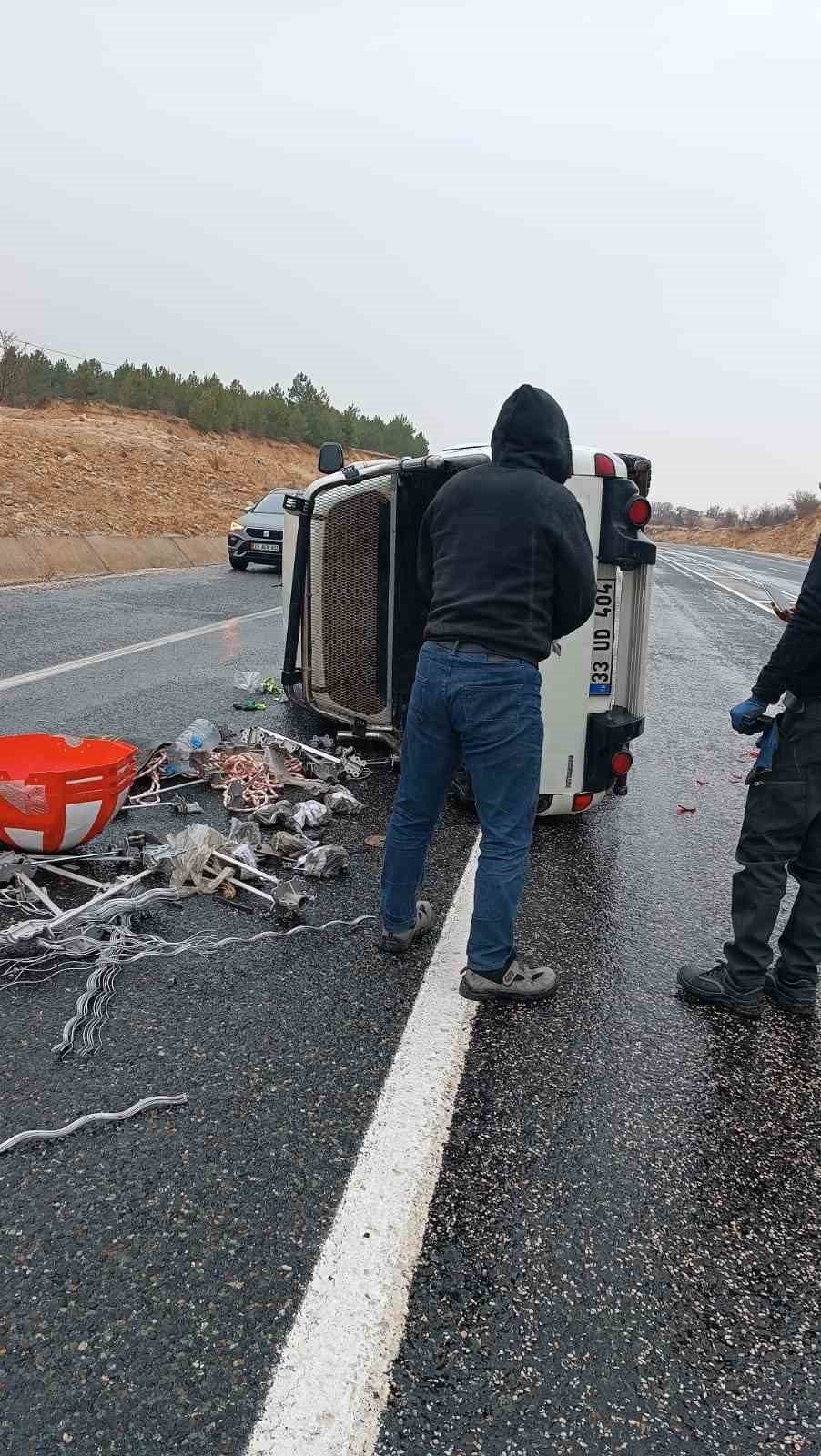 Elazığ’da kaygan yolda kamyonet devrildi