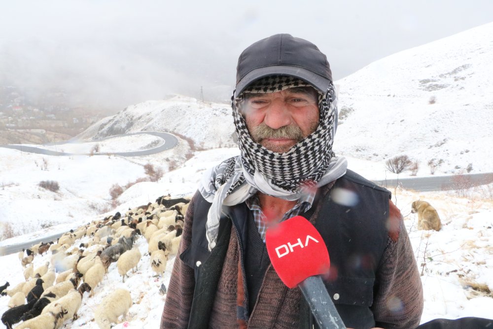 Hakkari’de aniden başlayan kar çobanları hazırlıksız yakaladı