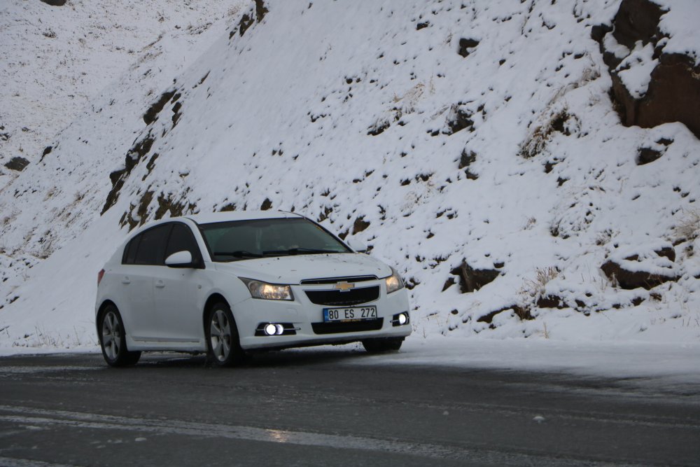 Hakkari’de aniden başlayan kar çobanları hazırlıksız yakaladı