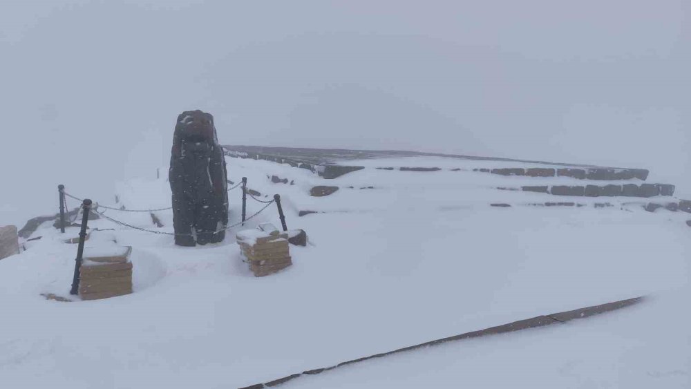 Nemrut'ta mevsimin ilk karı yağdı