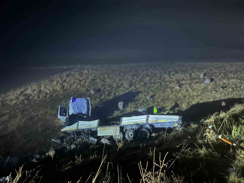 Şarampole devrilen çekicinin sürücüsü hayatını kaybetti