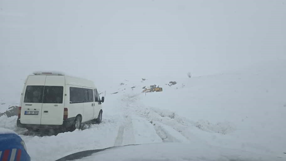 2600 rakımlı bölgede karda mahsur kalan yolcuları belediye ekibi kurtardı