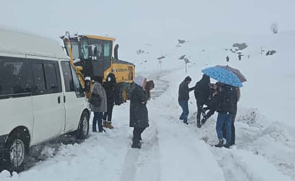2600 rakımlı bölgede karda mahsur kalan yolcuları belediye ekibi kurtardı
