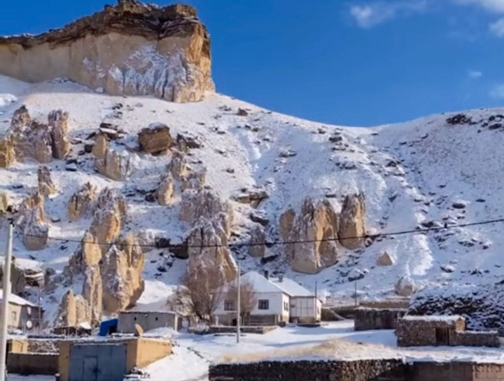 Başkale’de kar yağışı etkili oldu