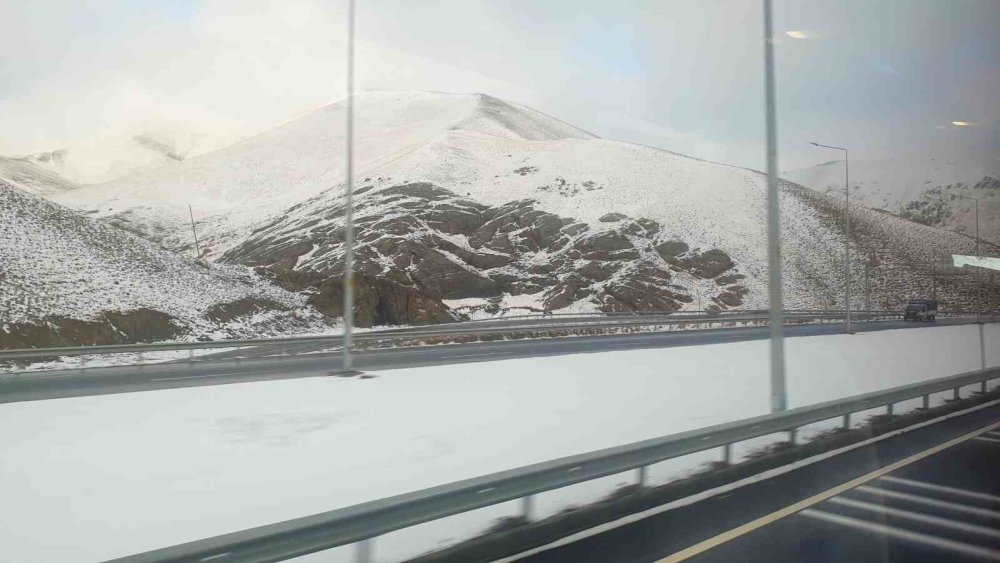 Başkale’de kar yağışı etkili oldu