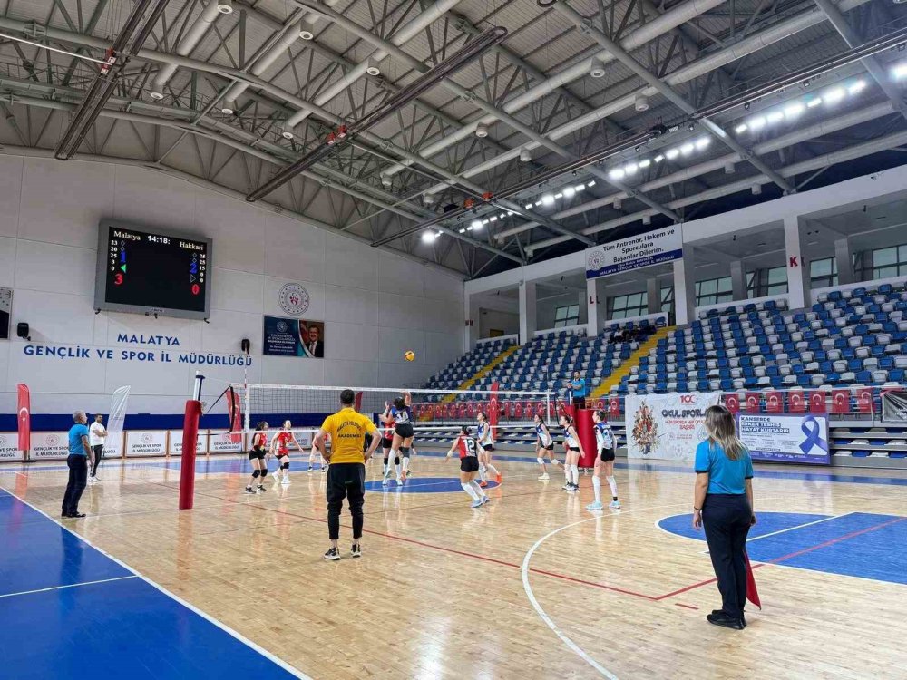 Hakkari Sportif, Malatya Voleybol takımına 3-2 mağlup oldu
