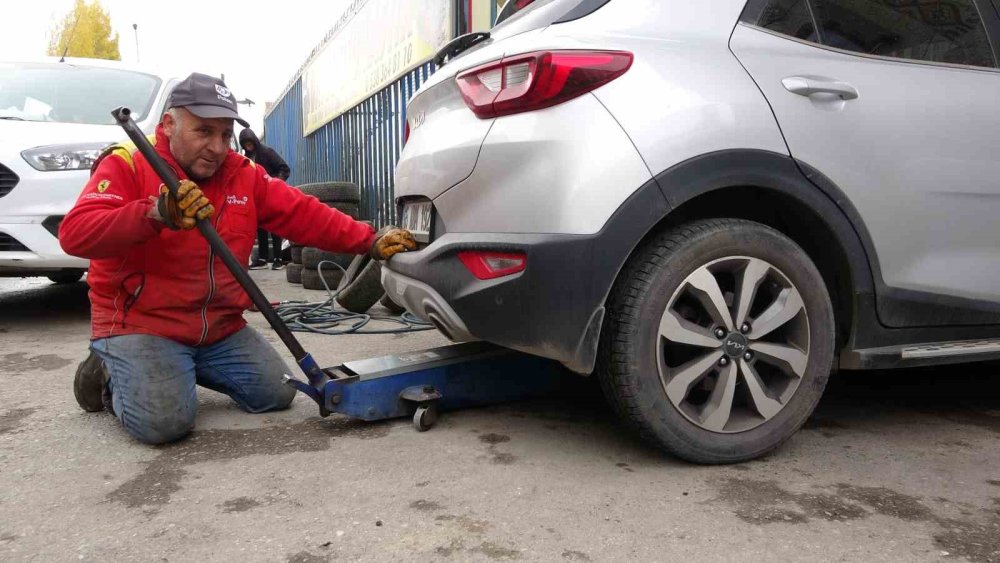 Kış lastiği uygulaması başladı: Van'daki lastikçilerde yoğunluk arttı