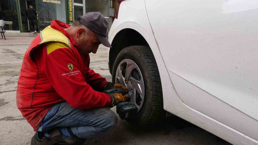 Kış lastiği uygulaması başladı: Van'daki lastikçilerde yoğunluk arttı