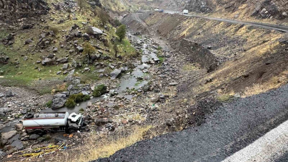 Uludere'de su tankeri uçurumdan yuvarlandı: 1 yaralı