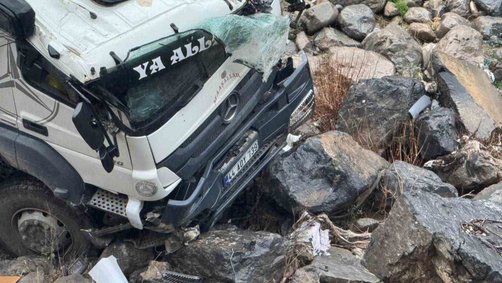 Uludere'de su tankeri uçurumdan yuvarlandı: 1 yaralı