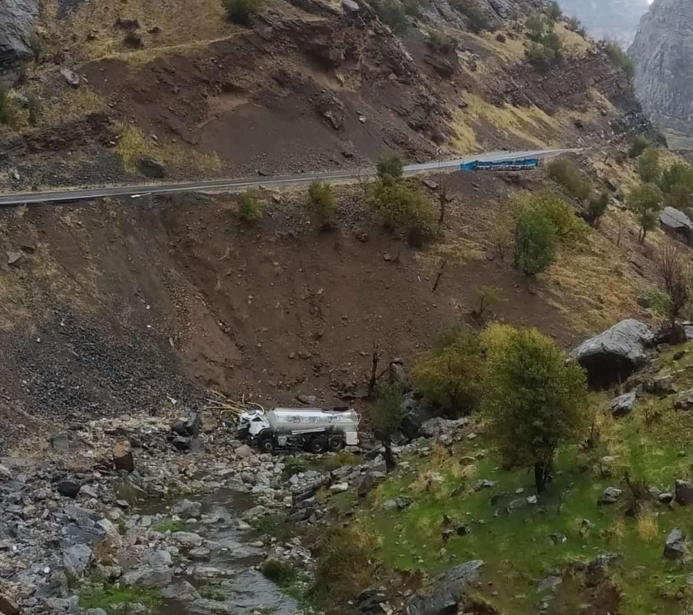 Uludere'de su tankeri uçurumdan yuvarlandı: 1 yaralı