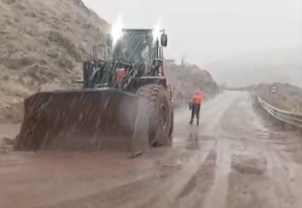 Yüksekova-Van yolunda heyelan meydana geldi