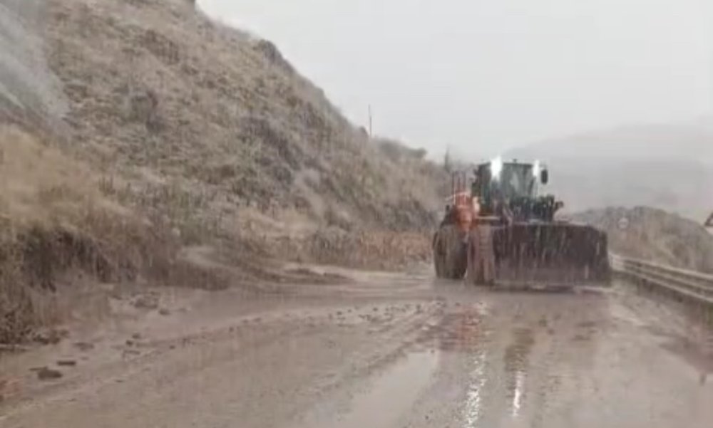 Yüksekova-Van yolunda heyelan meydana geldi
