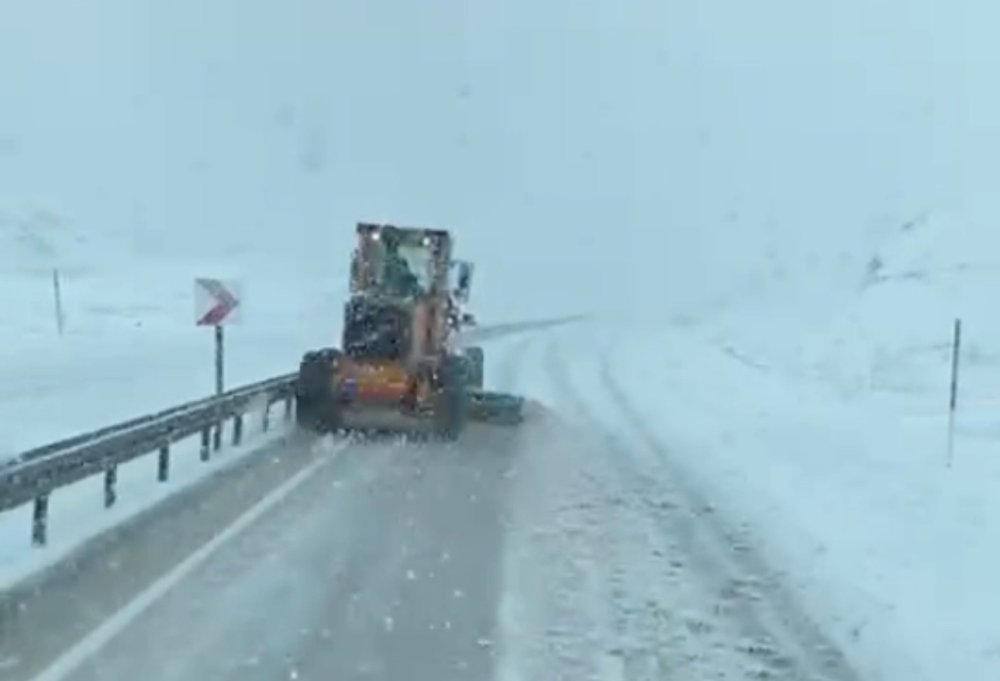 Yüksekova’da Karayolları ekipleri, karla mücadele çalışması yaptı