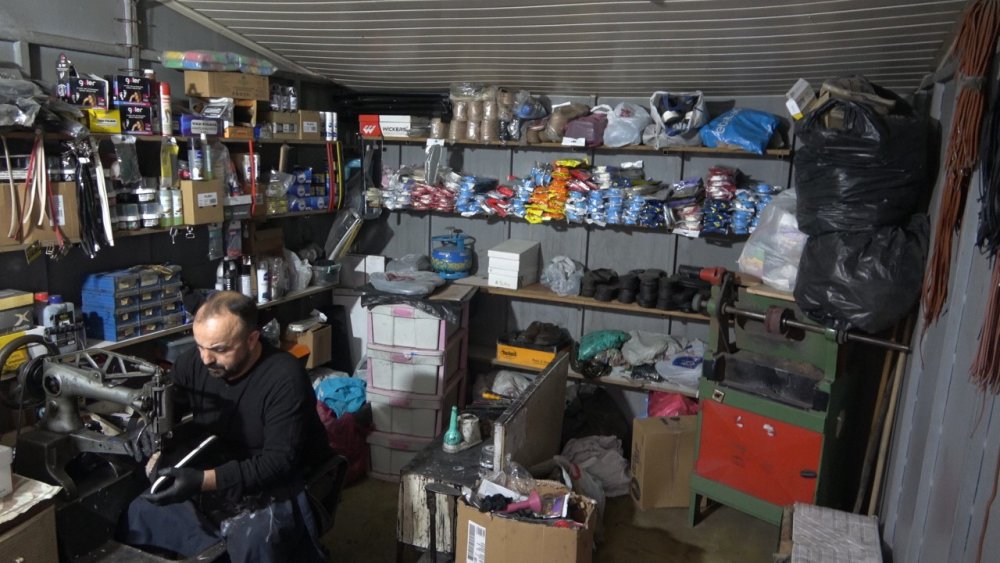 15 yıldır ayakkabı tamir ederek ailesini geçindiriyor