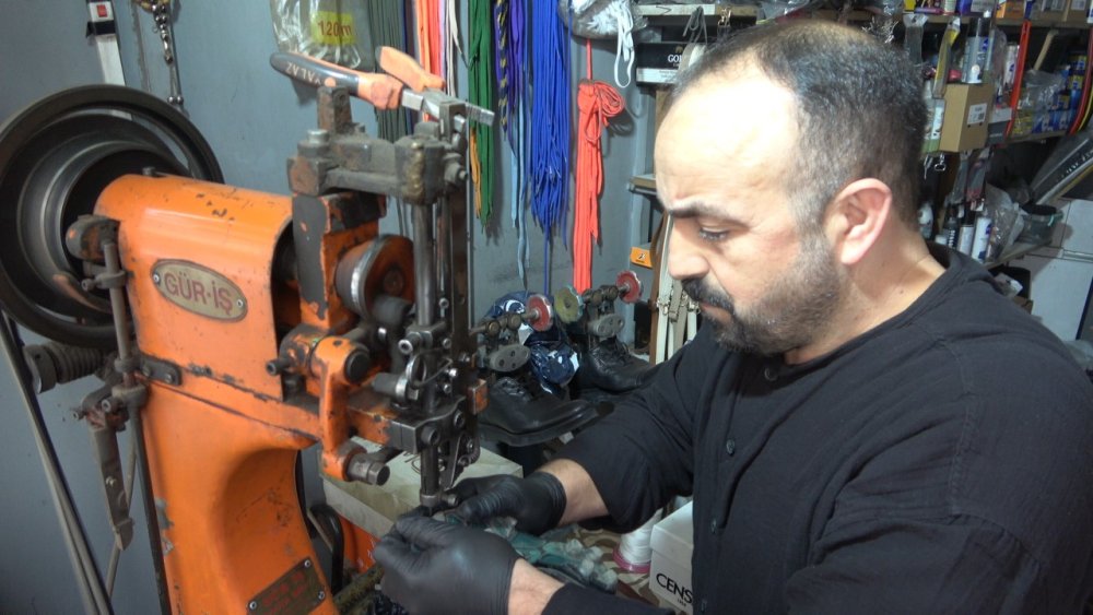 15 yıldır ayakkabı tamir ederek ailesini geçindiriyor