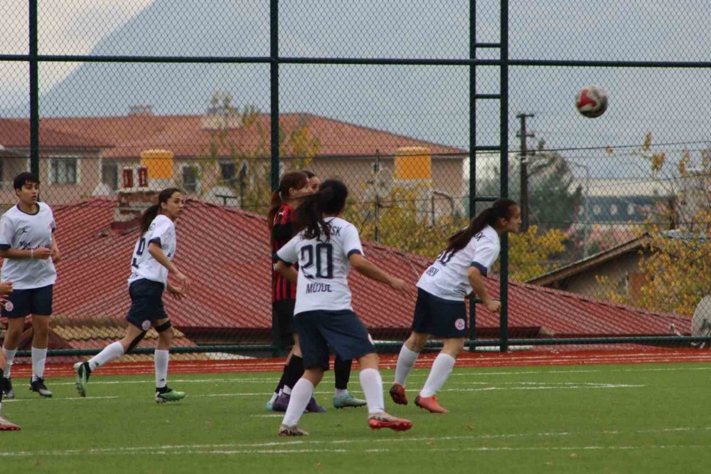 Ağrı Kadın Futbol Takımı, Erzincan’ı 5-0 yendi