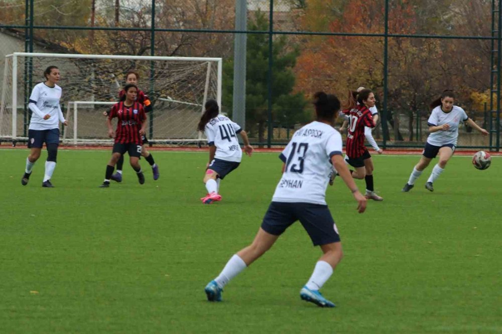 Ağrı Kadın Futbol Takımı, Erzincan’ı 5-0 yendi