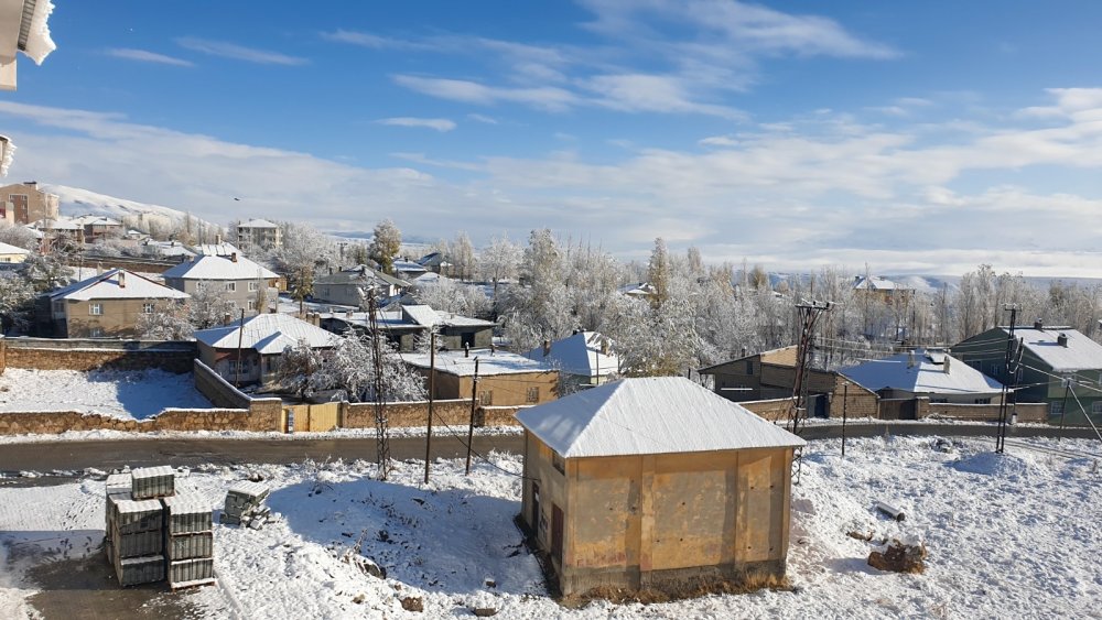 Başkale karla beyaza büründü