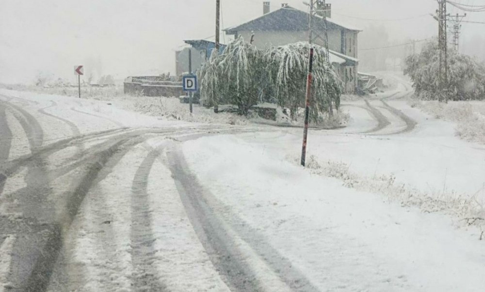 Başkale karla beyaza büründü