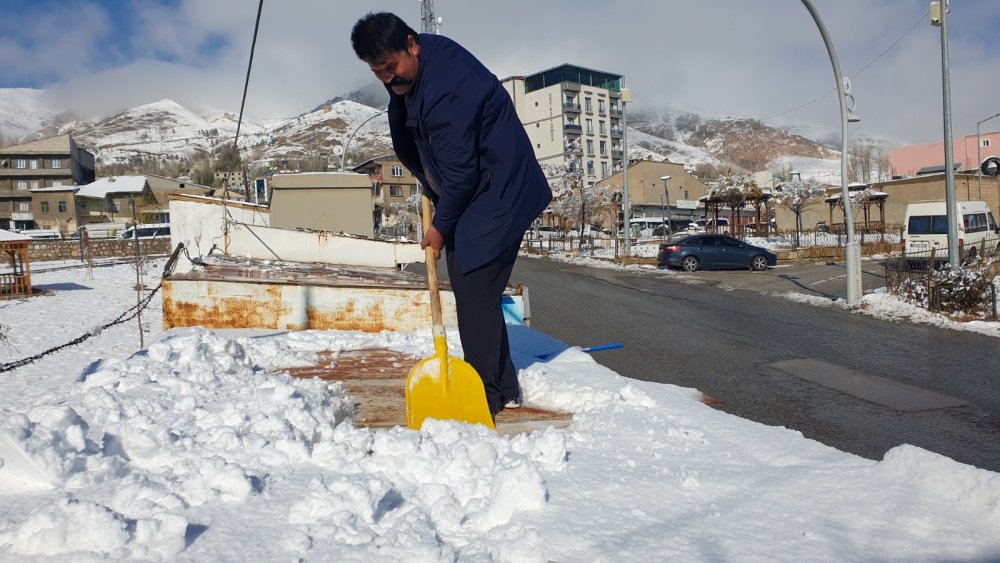 Başkale karla beyaza büründü