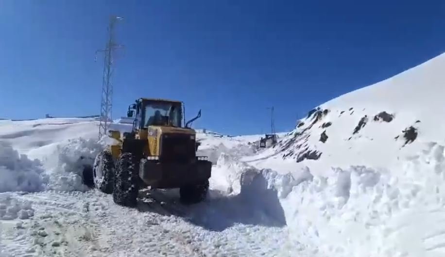 Beytüşşebap'ta kardan 2 köy yolu kapandı