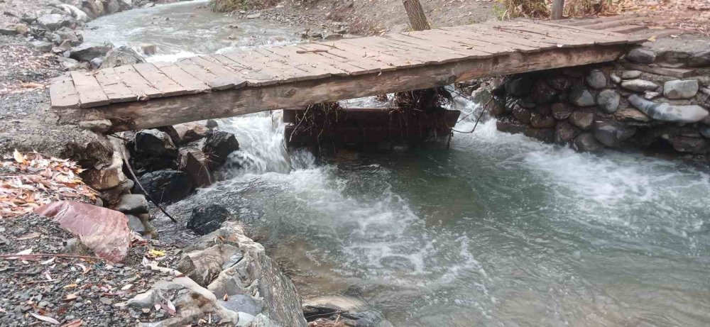 Palu’da Teke Deresi taştı: banklar sürüklendi