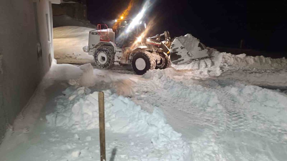 Beytüşşebap'ta kar mesaisi gece de devam etti