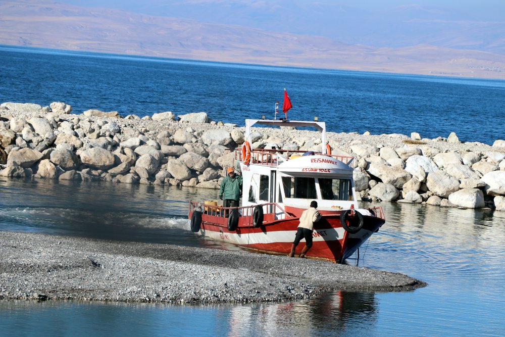 Van Gölü'ndeki balıkçı tekneleri, çekilme nedeniyle limana yanaşmakta zorlanıyor