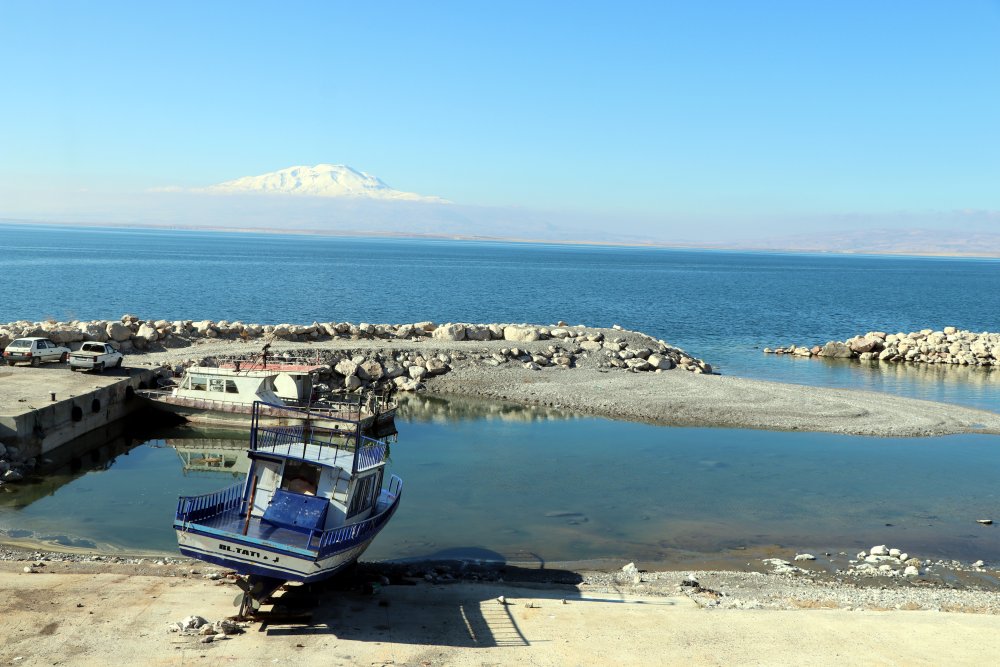 Van Gölü'ndeki balıkçı tekneleri, çekilme nedeniyle limana yanaşmakta zorlanıyor