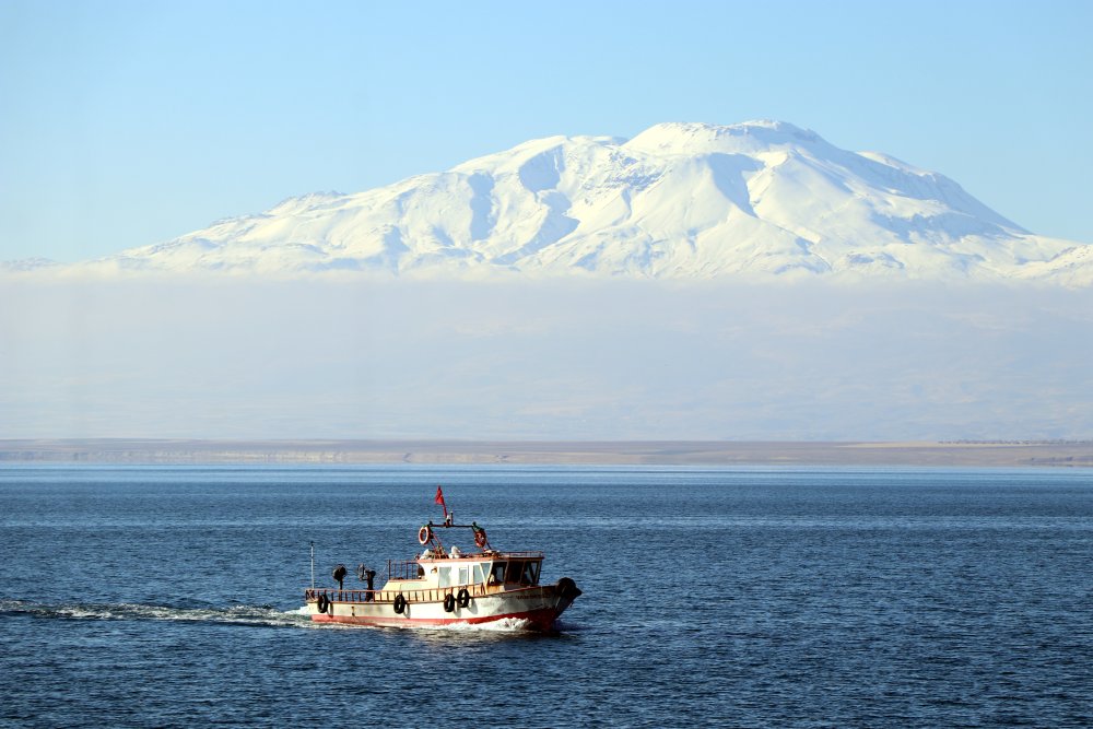 Van Gölü'ndeki balıkçı tekneleri, çekilme nedeniyle limana yanaşmakta zorlanıyor