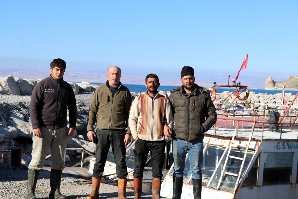 Van Gölü'ndeki balıkçı tekneleri, çekilme nedeniyle limana yanaşmakta zorlanıyor