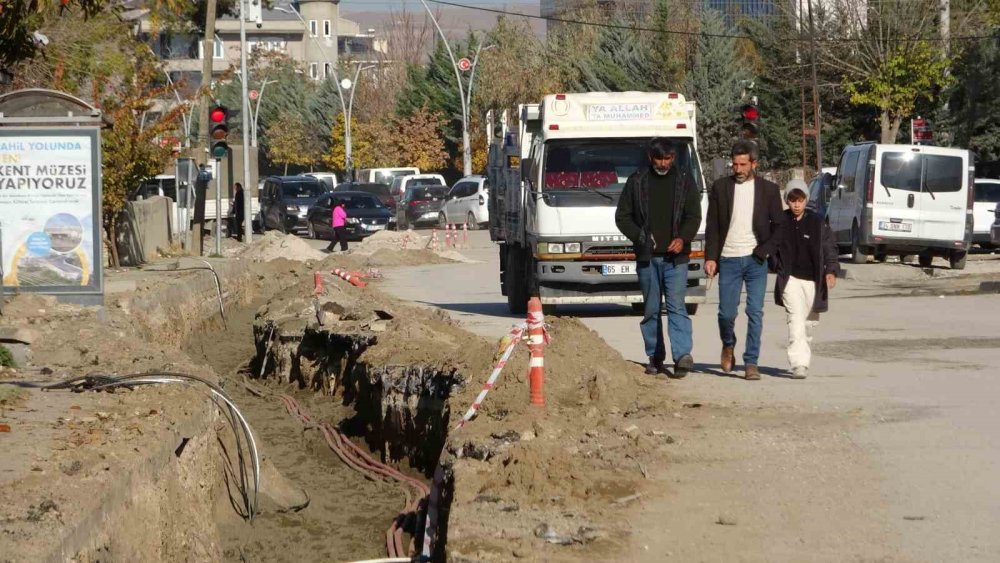 VEDAŞ’ın günlerce açık bıraktığı çukurlar kazalara davetiye çıkarıyor