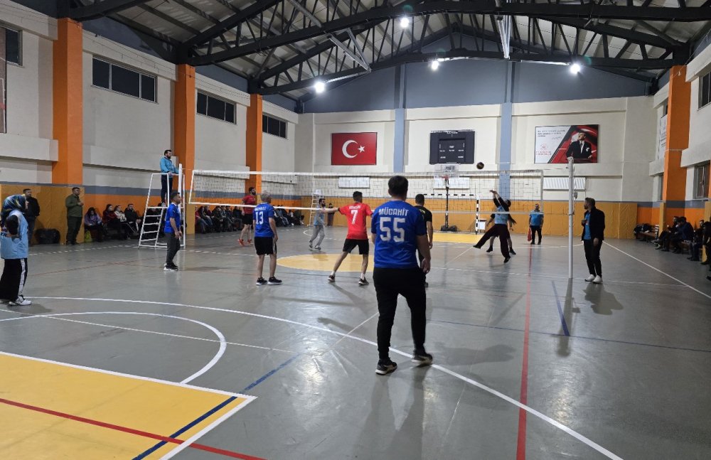 Yüksekova’da 24 kasım öğretmenler günü voleybol turnuvası