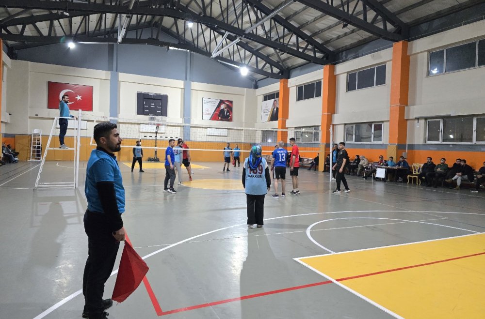 Yüksekova’da 24 kasım öğretmenler günü voleybol turnuvası