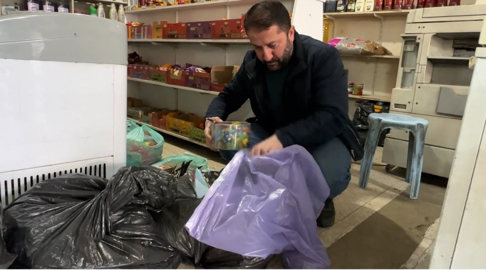 Yüksekovalı esnaftan vefa örneği: 30 yıllık esnaf, kalan tüm kırtasiye malzemesini 500 öğrenciye hediye etti