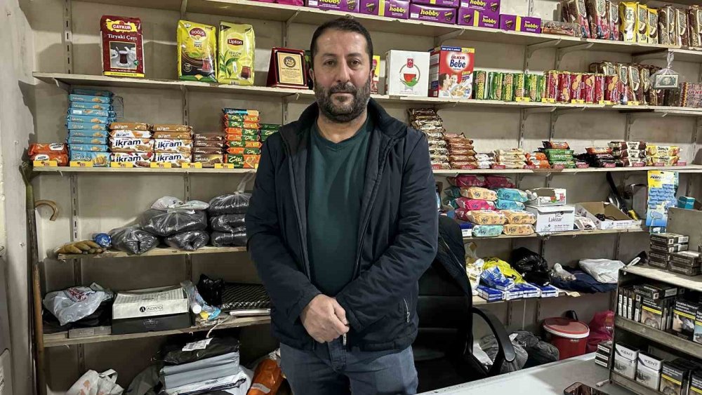 Yüksekovalı esnaftan vefa örneği: 30 yıllık esnaf, kalan tüm kırtasiye malzemesini 500 öğrenciye hediye etti