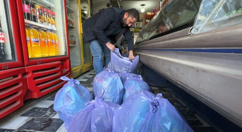 Yüksekovalı esnaftan vefa örneği: 30 yıllık esnaf, kalan tüm kırtasiye malzemesini 500 öğrenciye hediye etti