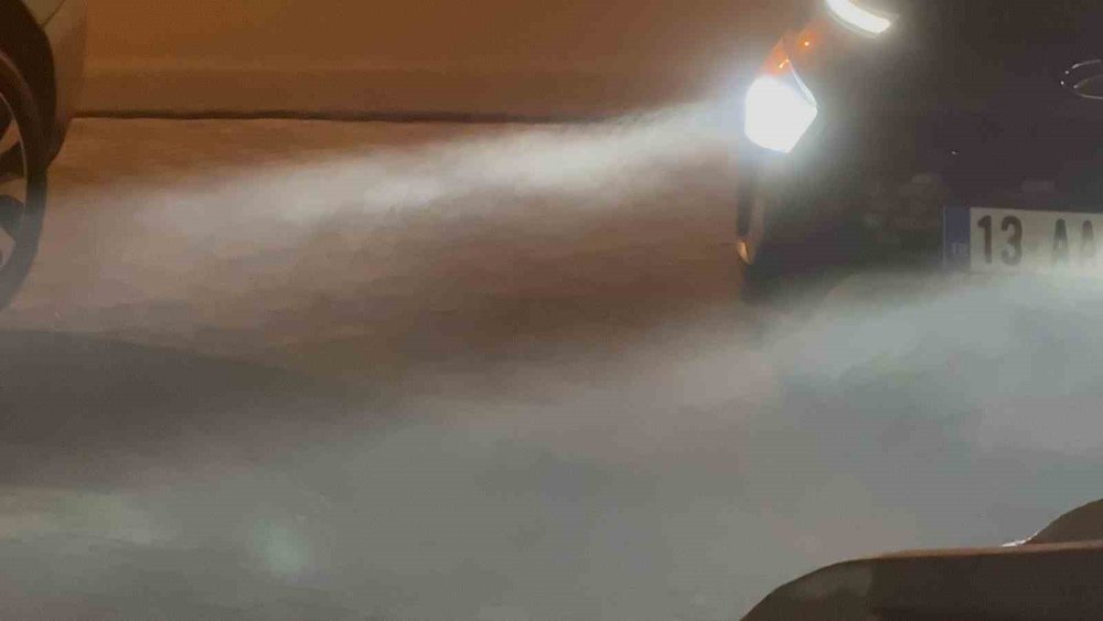 Tatvan’da yoğun sis sürücülere zor anlar yaşattı