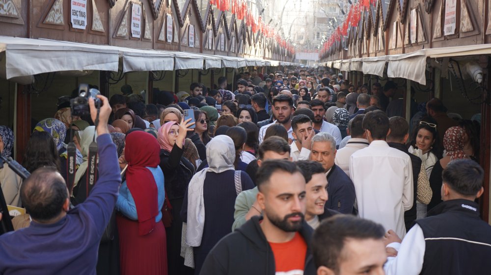Cizre’de ilk kitap fuarı kapılarını açtı