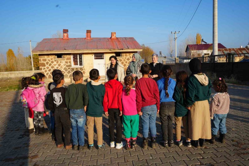 Almanya’dan Muş’a gönülleri ısıtan yardım: Bin çocuğa kışlık yardım